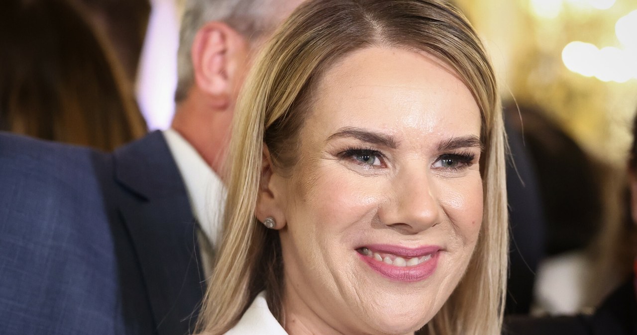 Marta Nawrocka zachwyca w czekoladowej pelerynie. Wiemy, gdzie ją kupić wiadomości,aktualności,Interia Marta Nawrocka zachwyca w czekoladowej pelerynie. Wiemy, gdzie ją kupić