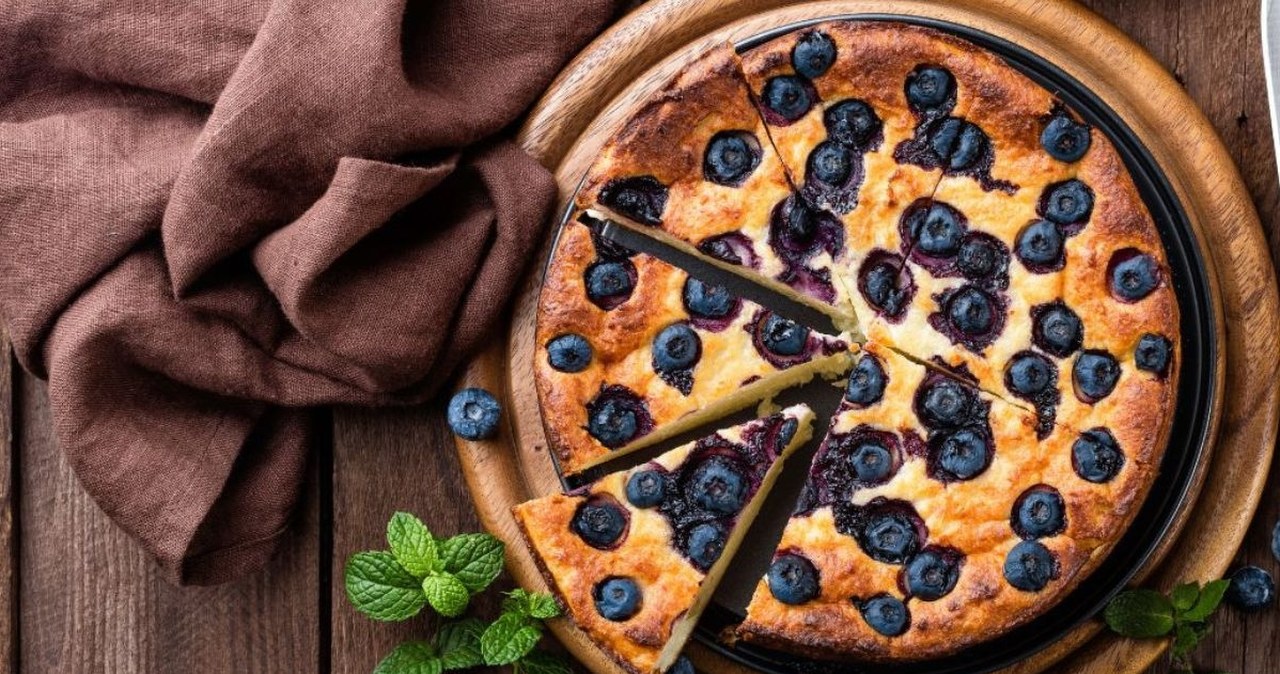 To ciasto jest lekkie jak piórko, a smakuje jak sernik. Zrobisz migiem