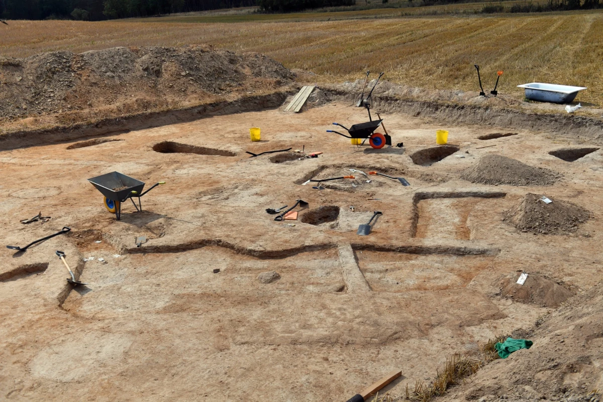 Nowe Objezierze (woj. zachodniopomorskie) stało się miejscem jednego z najważniejszych odkryć archeologicznych ostatnich lat. Naukowcy z Uniwersytetu Szczecińskiego natrafili na kolejne groby sprzed 4 tysięcy lat. Wśród nich znajdują się prawdopodobnie pochówki młodych kobiet i dzieci, które rzucają nowe światło na życie i zwyczaje pogrzebowe społeczności wczesnej epoki brązu.