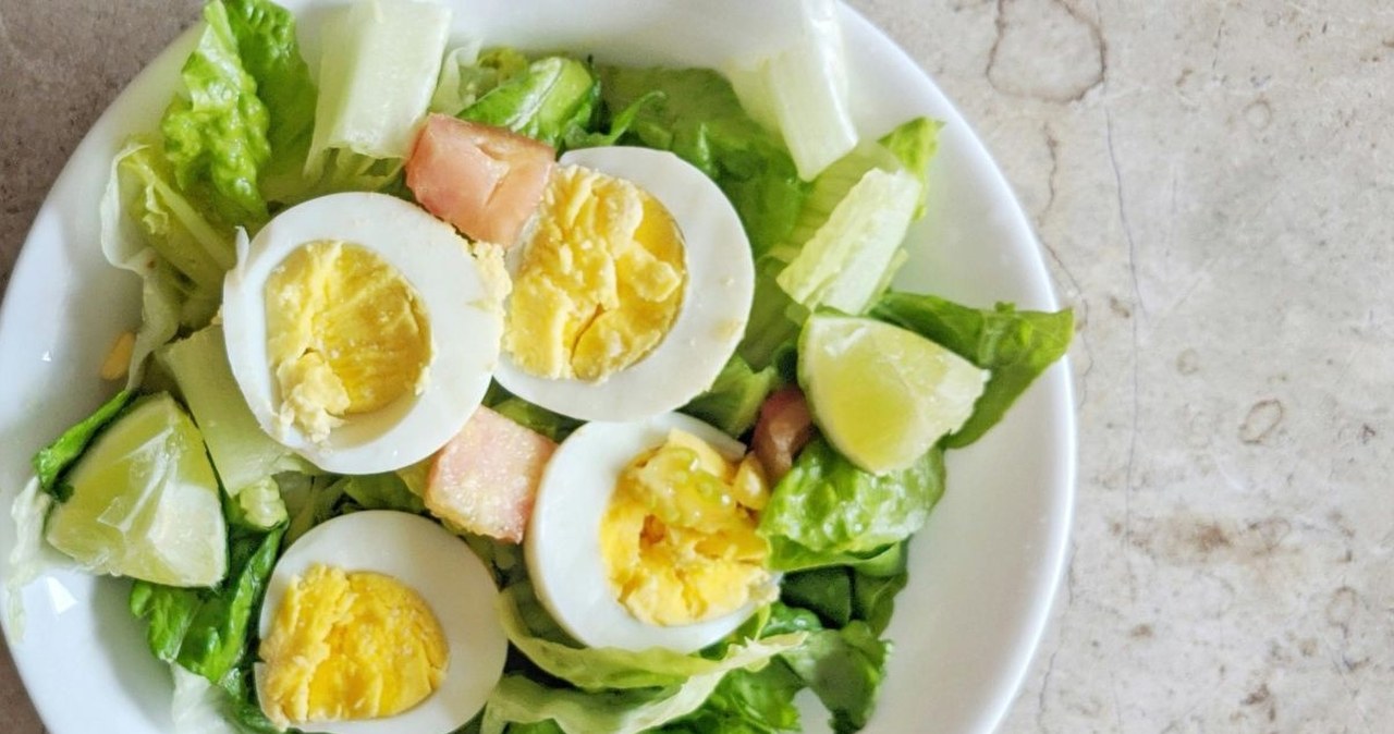 Błyskawiczne sałatki dla zabieganych. Sycą i smakują doskonale