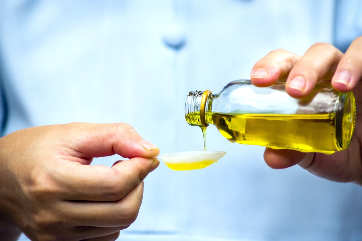 Ministerstwo Finansów szykuje rewolucję w przepisach dotyczących tzw. opłaty cukrowej. Rządowy projekt nowelizacji ustawy o zdrowiu publicznym zakłada objęcie dodatkową daniną kolejnych produktów spożywczych, w tym suplementów diety w formie napojów. Zmiany mają wyeliminować luki prawne i uszczelnić system podatkowy, a także poprawić profil zdrowotny produktów dostępnych na rynku.