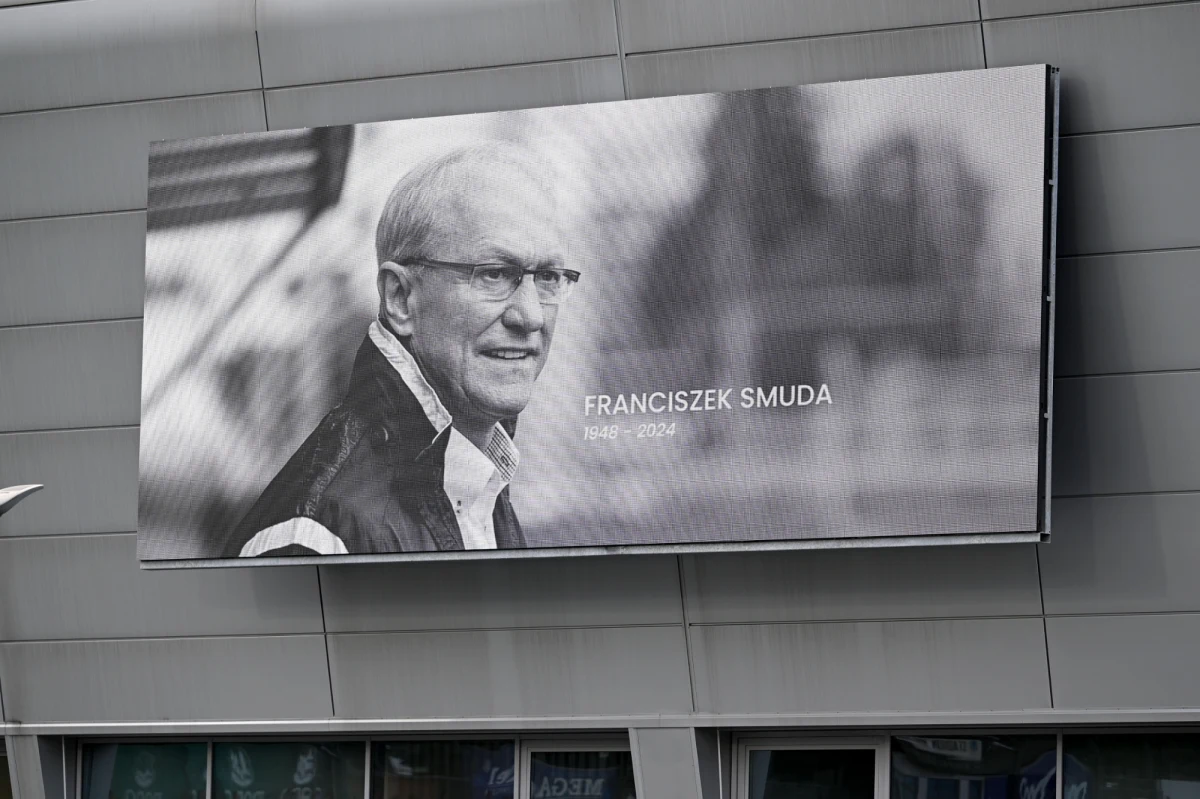 ​Jedna z ulic w okolicach stadionu Widzewa Łódź będzie nosić imię Franciszka Smudy. Trener, który odszedł w ubiegłym roku po ciężkiej chorobie, poprowadził łódzki klub do tytułów krajowego mistrza. Z inicjatywą uhonorowania w ten sposób popularnego "Franza" wyszli wiceprezydent Łodzi Adam Pustelnik, przewodniczący Rady Miejskiej Bartosz Domaszewicz oraz prezes Widzewa Michał Rydz. 