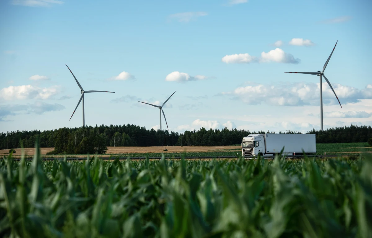 "Dwa z trzech głównych założeń noweli tzw. ustawy wiatrakowej, czyli repowering elektrowni wiatrowych i przyspieszenie inwestycji w wiatraki można zrealizować pomimo weta prezydenta, m.in. poprzez zmianę rozporządzenia" - poinformowała minister klimatu Paulina Hennig-Kloska. Kilka godzin wcześniej, podczas Rady Gabinetowej, premier Donald Tusk powiedział prezydentowi Karolowi Nawrockiemu, że "rząd znalazł sposoby, aby mocą rozporządzenia zintensyfikować działania, więc prezydenckie weto będzie mało skuteczne".