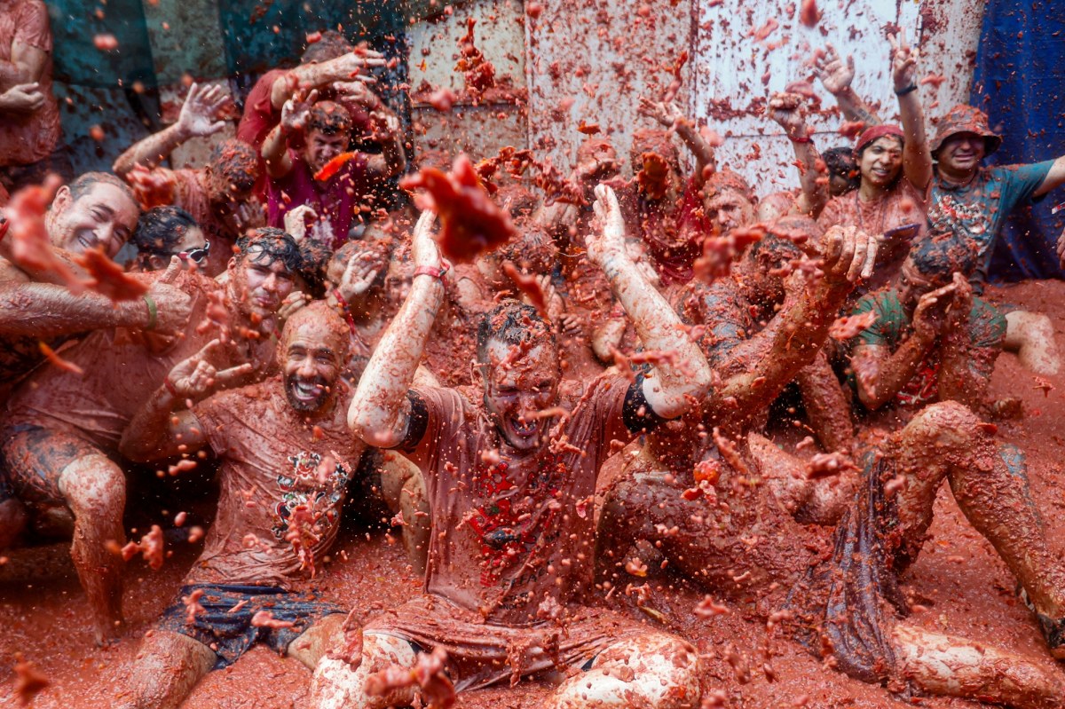 Najsłynniejsza na świecie wojna na pomidory. Tomatina zgromadziła ponad 20 tys. osób