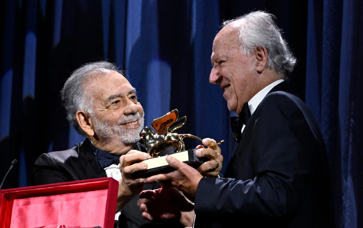 W włoskiej Wenecji rozpoczął się w środę 82. Międzynarodowy Festiwal Filmowy. Podczas gali inauguracyjnej nagrodę Złotego Lwa za całokształt twórczości otrzymał niemiecki reżyser Werner Herzog. W głównym konkursie do walki stanie 21 filmów z całego świata.