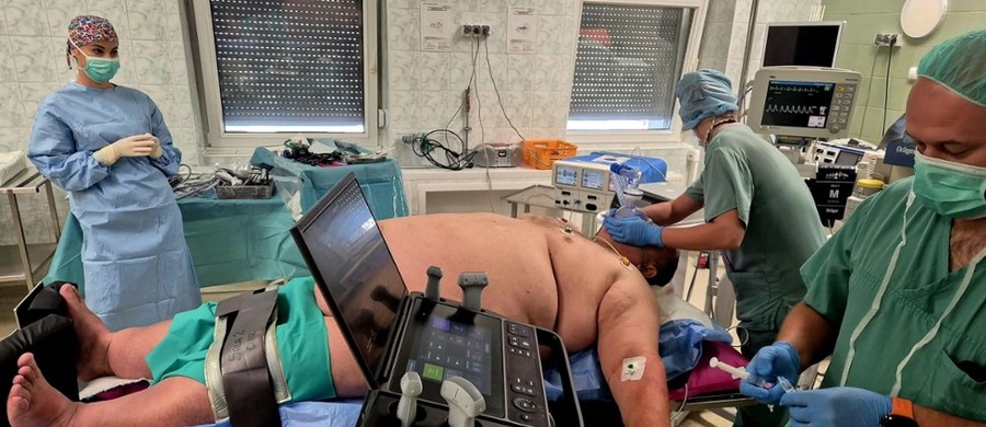 Mężczyzna mówił, że zdecydował się na zabieg ze względów zdrowotnych, ponieważ inne metody redukcji wagi nie skutkowały. Przygotowania do operacji trwały pół roku. Pacjent musiał przejść wiele badań, a także konsultacje psychologiczne.