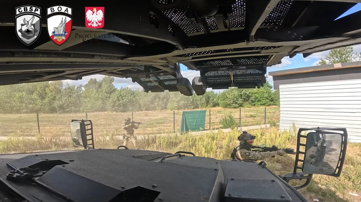 Ponad 800 kilogramów klefedronu o czarnorynkowej wartości przekraczającej 4 miliony złotych zabezpieczyli funkcjonariusze Centralnego Biura Śledczego Policji podczas akcji w powiecie pruszkowskim. Zlikwidowano tam laboratorium narkotykowe. Na miejscu zatrzymano dwóch mężczyzn podejrzanych o udział w zorganizowanej grupie przestępczej.