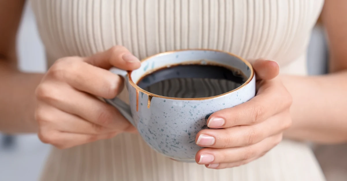 W lipcu kawa mielona podrożała w sklepach o ponad 18 proc., a rozpuszczalna o blisko 17 proc. w ujęciu rocznym. Sieci handlowe nie spieszą się z promocjami, a eksperci przewidują dalszy wzrost cen do końca 2025 roku. Skąd te podwyżki i czego mogą spodziewać się konsumenci?