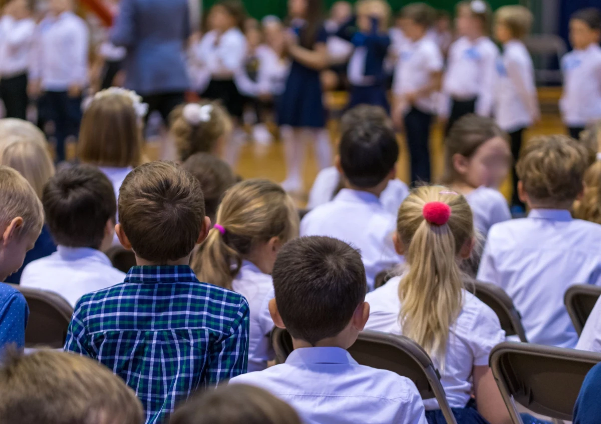 ​Dwa nowe przedmioty w szkołach: edukacja obywatelska i edukacja zdrowotna, nowa podstawa programowa WF, mniej lekcji religii, nowe terminy ferii zimowych i likwidacja "godzin czarnkowych" - to tylko niektóre zmiany, które zaczną obowiązywać w nowym roku szkolnym 2025/2026. Oto co czeka uczniów i nauczycieli od 1 września.