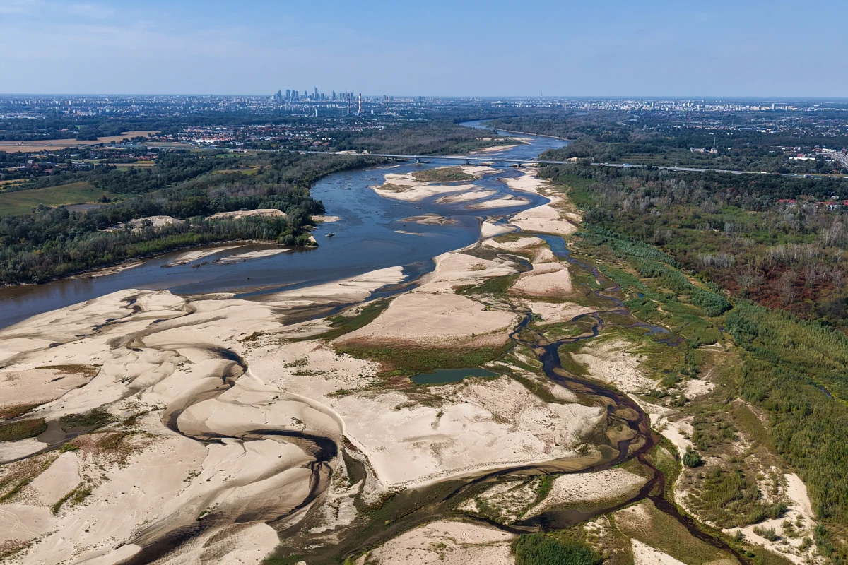 Na stacji hydrologicznej Warszawa-Bulwary odnotowano najniższy w historii poziom wody w Wiśle. Według danych Instytutu Meteorologii i Gospodarki Wodnej, rzeka osiągnęła zaledwie 6 cm, bijąc dotychczasowy rekord. Sytuacja wpływa na funkcjonowanie miasta i wymusza działania zabezpieczające dostawy wody.