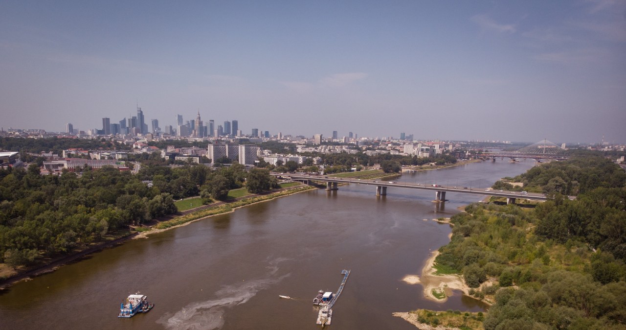 Rekordowo niski stan Wisły. Rzeka odkrywa kolejne skarby