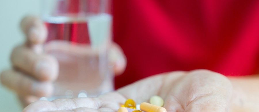 Ibuprofen i paracetamol mogą przyczyniać się do rozwoju oporności bakterii na antybiotyki, co jest jednym z największych zagrożeń dla zdrowia ludzi. To wyniki badań przeprowadzonych przez australijskich naukowców, opublikowane w czasopiśmie „Antimicrobials and resistance”.