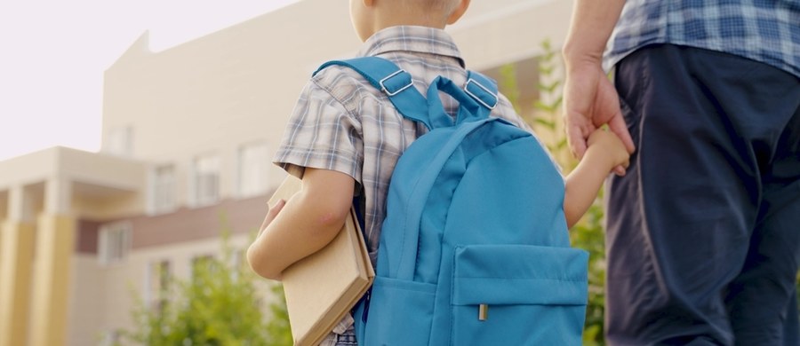Pierwsza klasa i pierwszy plecak, który wywołuje duże emocje wśród dzieci rozpoczynających naukę. Uczniowie najczęściej stawiają na modne motywy – najmłodsi szukają bohaterów ulubionych bajek. Eksperci podpowiadają jednak, żeby rodzice wsłuchujący się w te prośby i marzenia – usłyszeli też swój głos rozsądku i sprawdzili choćby to, jak tornister układa się na plecach.