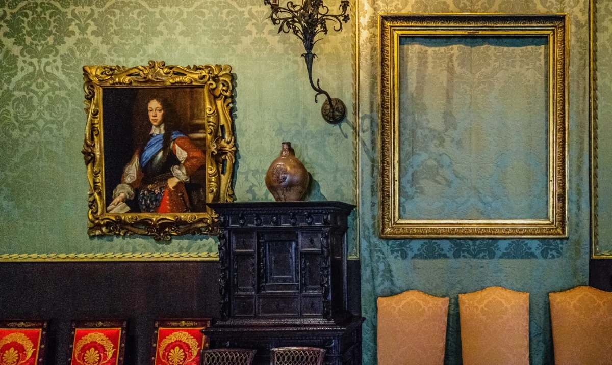 Obraz włoskiego mistrza Giuseppe Ghislandiego, skradziony przez nazistów podczas II wojny światowej, niespodziewanie pojawił się na fotografii dołączonej do ogłoszenia o sprzedaży willi w argentyńskim Mar del Plata. Mimo przeszukania nieruchomości przez policję, poszukiwanego od 80 lat "Portretu damy" nie odnaleziono. Śledczy wpadli jednak na pewien trop...