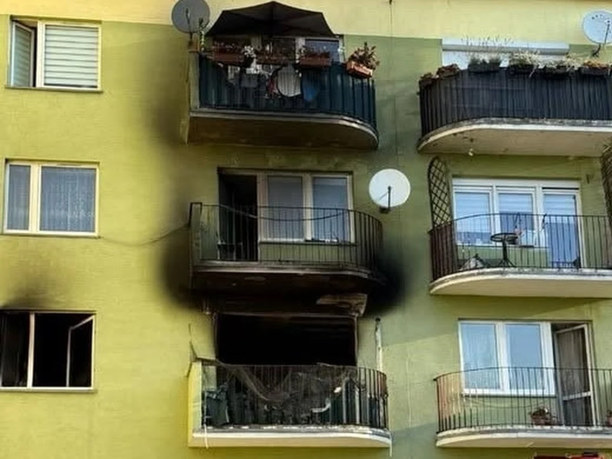 Ogień w mieszkaniu bloku w Brzegu Dolnym (Dolnośląskie) pojawił się po godz. 3 w nocy. 70 osobom udało się opuścić budynek, dwie osoby zostały ewakuowane przy pomocy podnośnika hydraulicznego. Niestety, w spalonym mieszkaniu znaleziono zwłoki 16-latka.