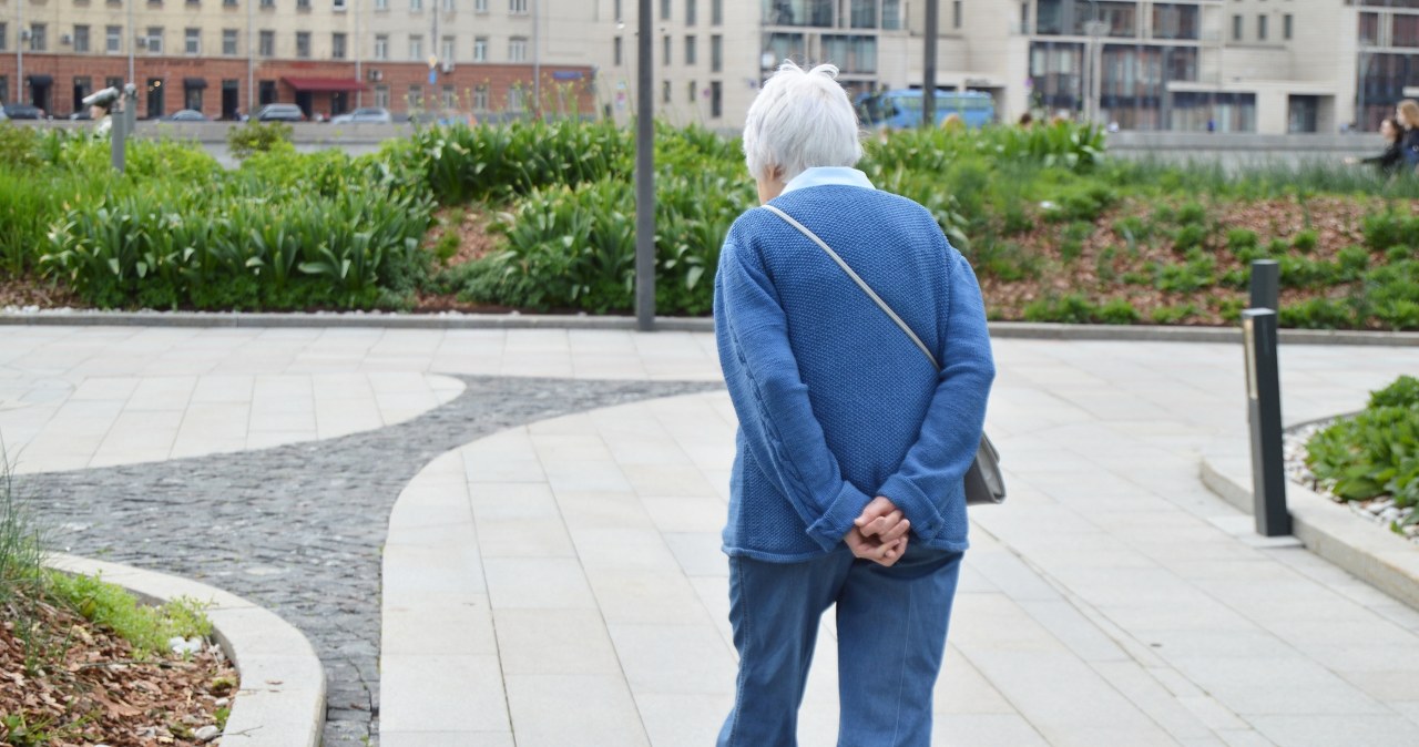Nie tylko seniorzy tak chodzą. Ten gest ma większe znaczenie, niż myślisz