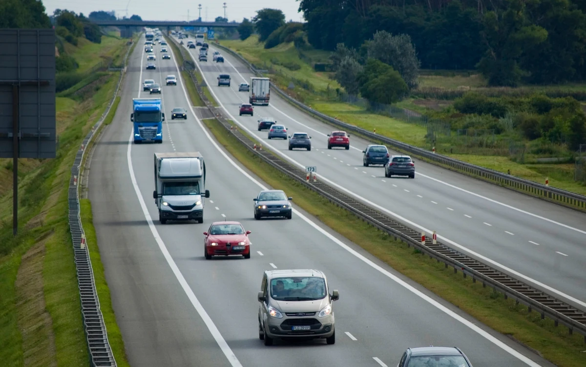 Od 11 września rosną stawki opłat za przejazd płatnymi odcinkami A2 na trasie Nowy Tomyśl-Konin. Spółka Autostrada Wielkopolska S.A. tłumaczy, że wyższe opłaty wynikają m.in. z konieczności dostosowania cen do rosnących kosztów utrzymania i rozbudowy infrastruktury drogowej. Podwyżki już wcześniej krytykowała GDDKiA.