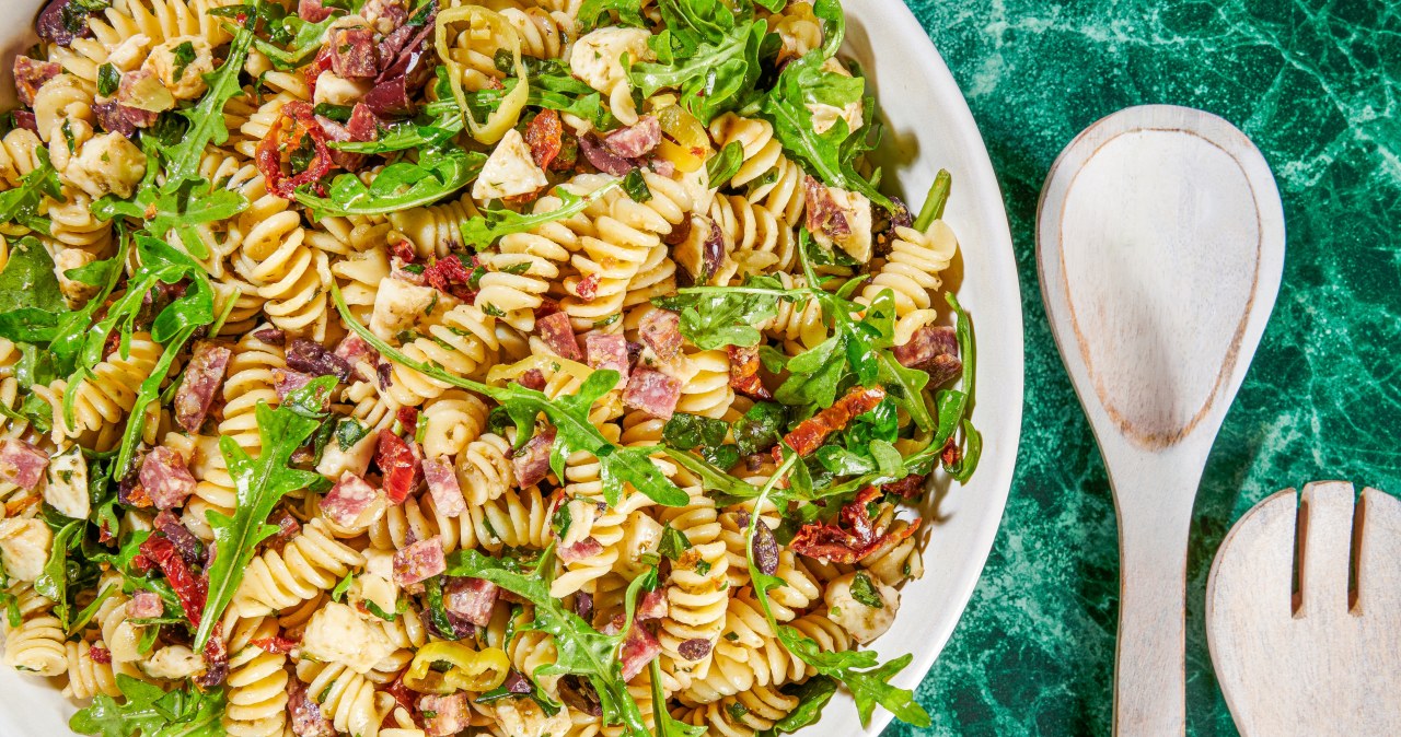 Ta sałatka makaronowa zastąpi ci cały obiad! Przepis jest banalny