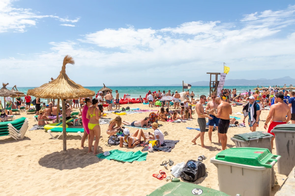 Lato przyniosło prawdziwą rewolucję dla turystów odwiedzających najpopularniejsze europejskie destynacje. Władze wielu krajów zdecydowały się na wprowadzenie surowych przepisów i wysokich mandatów, które mają ukrócić nieodpowiedzialne zachowania urlopowiczów. Od zakazu prowadzenia samochodu w klapkach, przez kary za noszenie stroju kąpielowego poza plażą, aż po drakońskie grzywny za picie alkoholu w miejscach publicznych – lista przewinień, za które można słono zapłacić, jest coraz dłuższa.