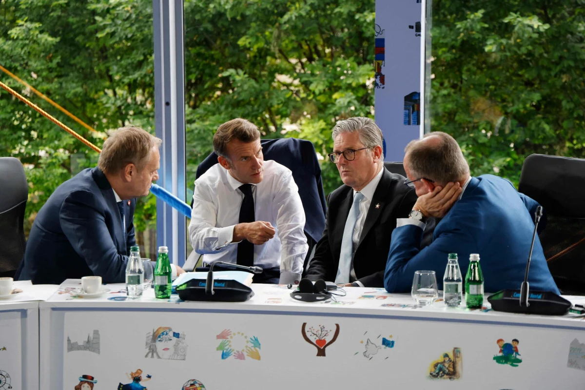 Wielka Brytania, Francja i Niemcy – tzw. grupa E3 – poinformowały o uruchomieniu procedury przywrócenia sankcji wobec Iranu w związku z naruszeniami przez Teheran postanowień porozumienia nuklearnego z 2015 roku. Decyzja została ogłoszona w czwartek i wiąże się z rosnącymi obawami o bezpieczeństwo międzynarodowe. Sekretarz stanu USA Marco Rubio wyraził zadowolenie z decyzji.