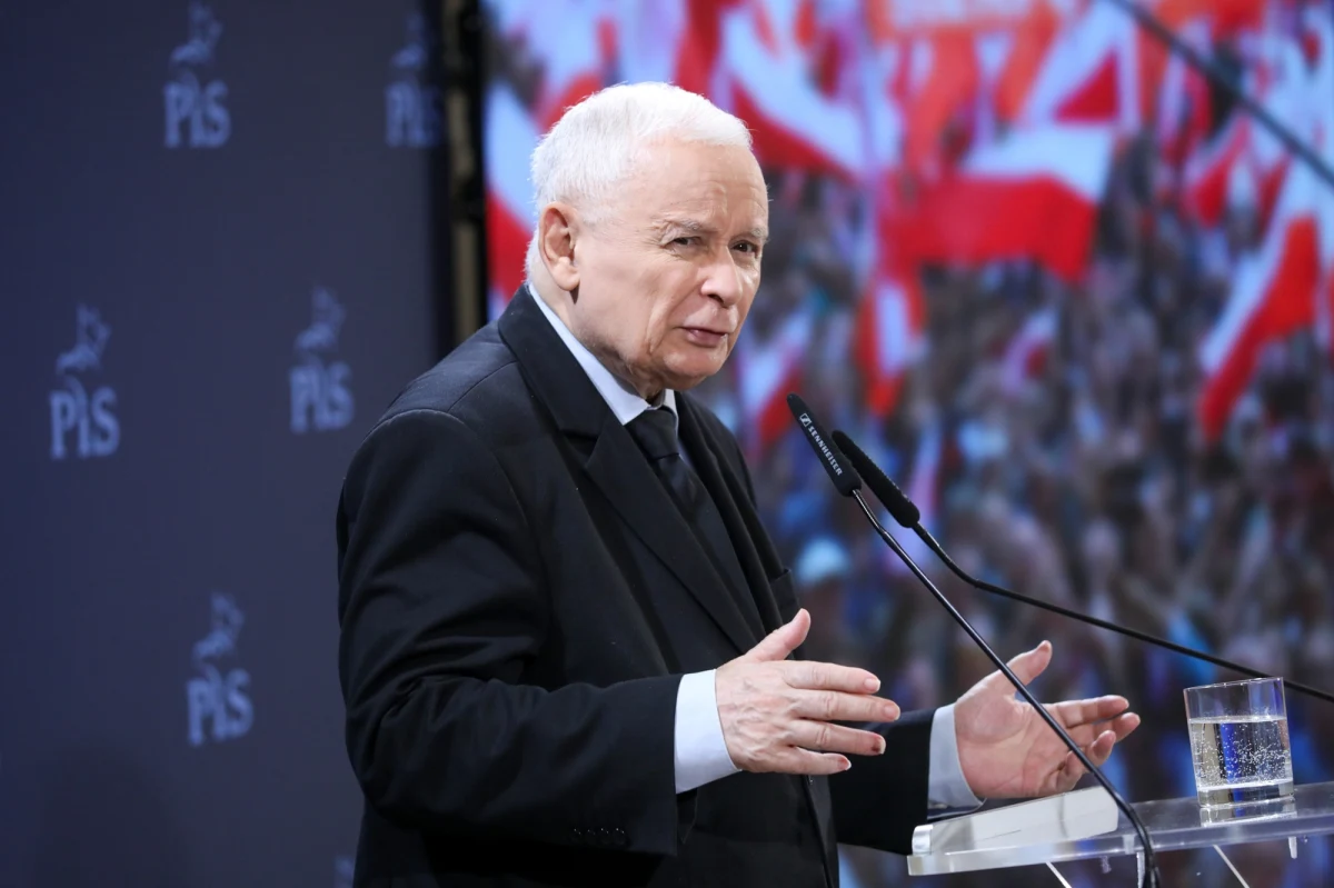 Prezes PiS Jarosław Kaczyński podczas spotkania ze swoimi sympatykami w Białymstoku skrytykował lidera Konfederacji Sławomira Mentzena. "Niegodnym moralnie jest, gdy powstaje grupa o gigantycznych dochodach, a inni żyją w biedzie. My takiej Polski nie chcemy, to Sławomir Mentzen takiej Polski chce" - powiedział lider PiS.