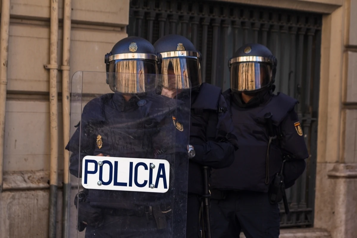 Funkcjonariusze Centralnego Biura Śledczego Policji we współpracy z hiszpańskimi śledczymi zatrzymali na Półwyspie Iberyjskim dwóch niebezpiecznych mężczyzn poszukiwanych przez polski wymiar sprawiedliwości. Obaj byli ścigani za działalność w zorganizowanych grupach przestępczych oraz liczne przestępstwa narkotykowe.