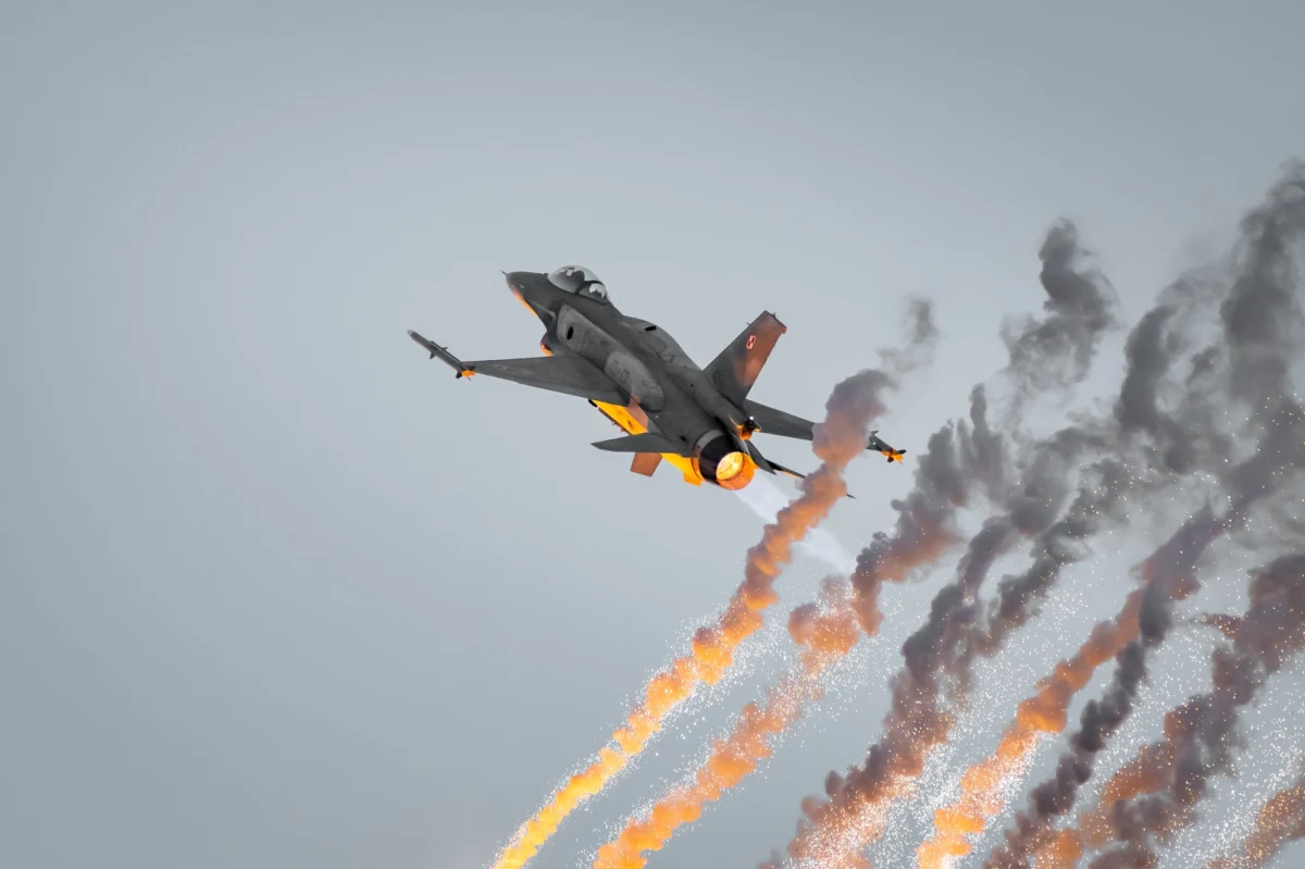 "To najprawdopodobniej błąd pilota" - w ten sposób o katastrofie samolotu F-16 w Radomiu mówi w rozmowie RMF FM pułkownik Krystian Zięć. Były dowódca 32. Bazy Lotnictwa Taktycznego w Łasku, a obecnie ekspert fundacji Alioth podkreśla, że pilot, który zginął, miał duże doświadczenie w zawodzie. 