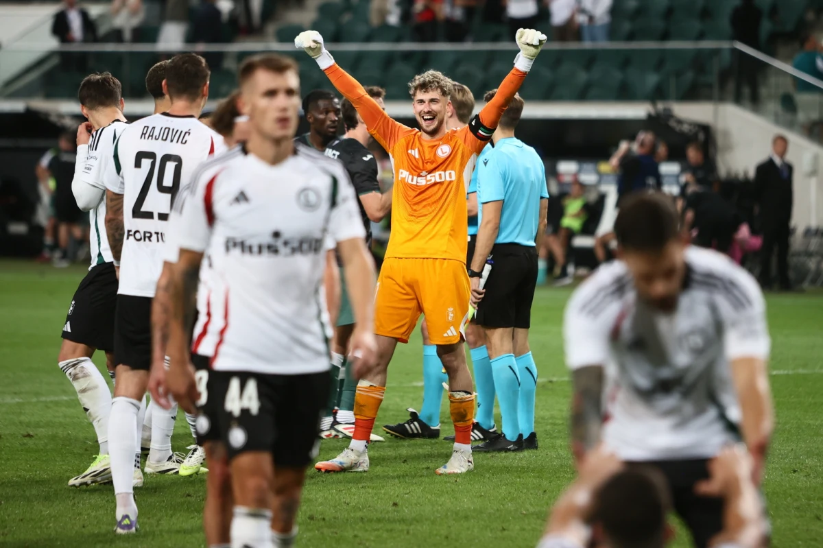 Piłkarze Legii Warszawa zremisowali u siebie z Hibernianem Edynburg po dogrywce 3:3 w rewanżowym meczu 4. rundy eliminacji Ligi Konferencji i awansowali do fazy zasadniczej tych rozgrywek. W pierwszym spotkaniu w Szkocji zwyciężyli 2:1.