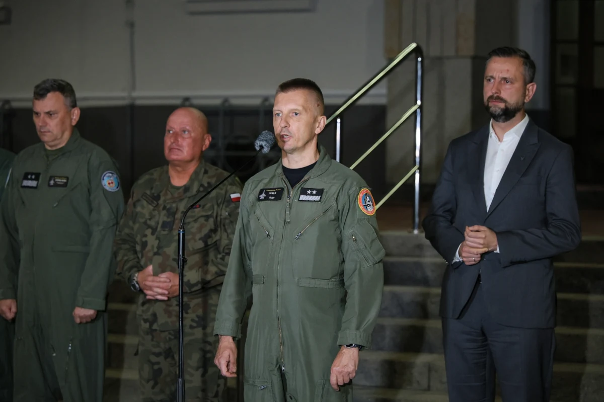 W czwartek wieczorem podczas ćwiczeń przed pokazami AirSHOW w Radomiu doszło do katastrofy samolotu F-16. W wyniku wypadku zginął pilot Wojska Polskiego, mjr Maciej „Slab” Krakowian. Służby prowadzą działania na miejscu, a najważniejsze osoby w państwie są na bieżąco informowane o sytuacji.
