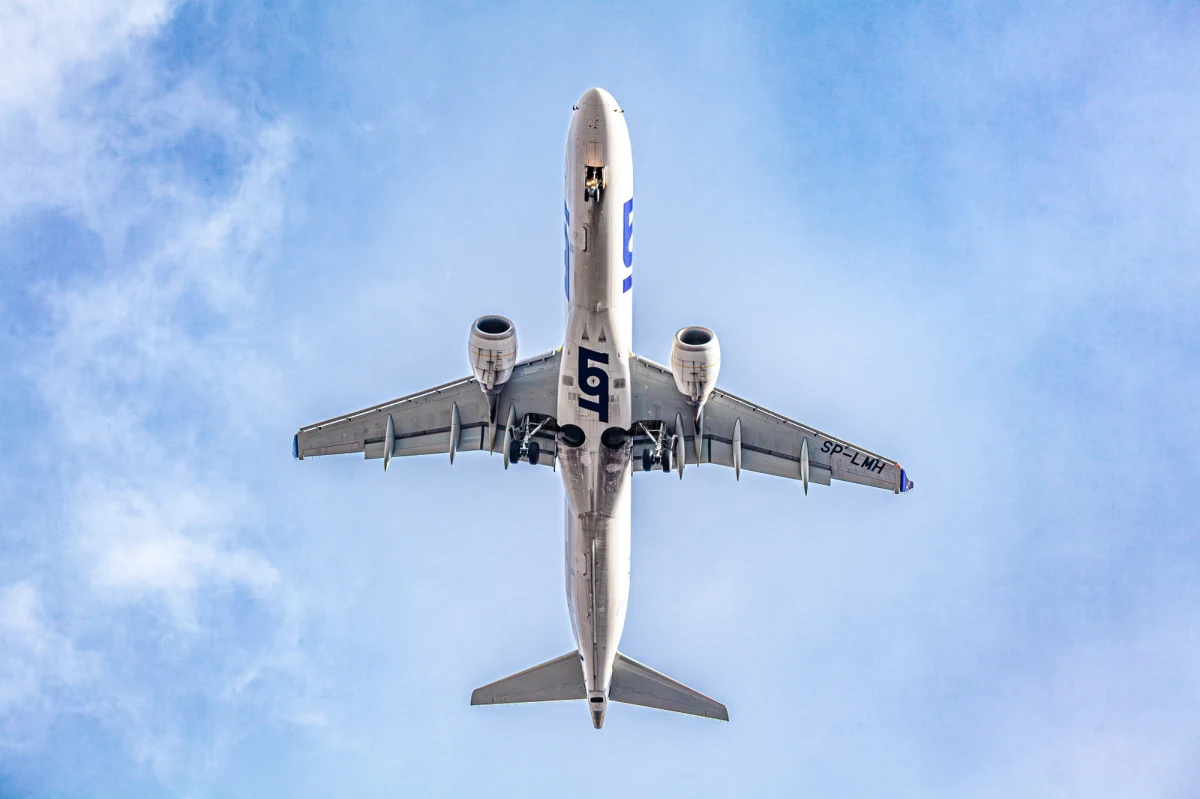 Po tragicznej katastrofie samolotu F-16 podczas ćwiczeń przed pokazami AirSHOW w Radomiu, wszystkie zaplanowane na piątek rejsy PLL LOT do i z Radomia zostaną obsłużone z Lotniska Chopina w Warszawie. Przewoźnik ogłosił, że zapewni pasażerom transport.