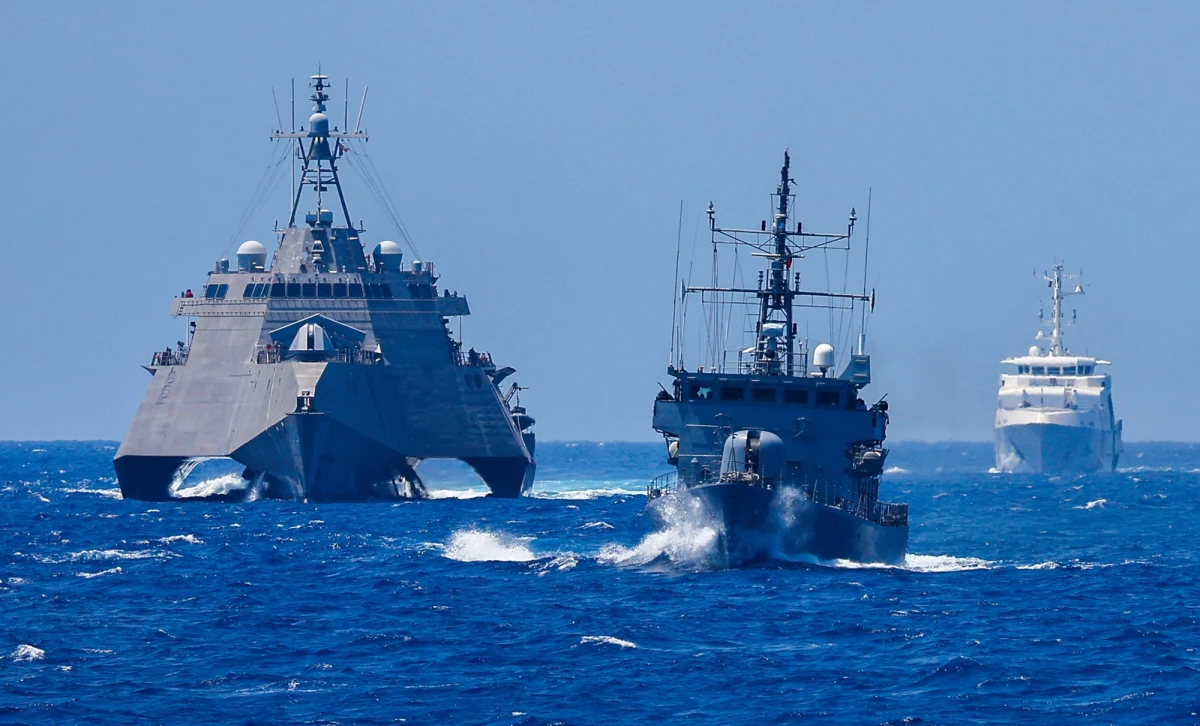 Ponad 3,6 tysiąca żołnierzy i marynarzy z Filipin, Australii i Kanady wzięło udział w zakończonych w czwartek ćwiczeniach morskich w pobliżu Płycizny Scarborough na Morzu Południowochińskim - jednego z najbardziej zapalnych punktów na świecie. Według ekspertów manewry, którym nadano kryptonim ALON, były największym rozmieszczeniem wojsk w regionie od 1999 roku i stanowiły wyraźny sygnał odstraszający wobec roszczeń Chin do tych strategicznych wód.