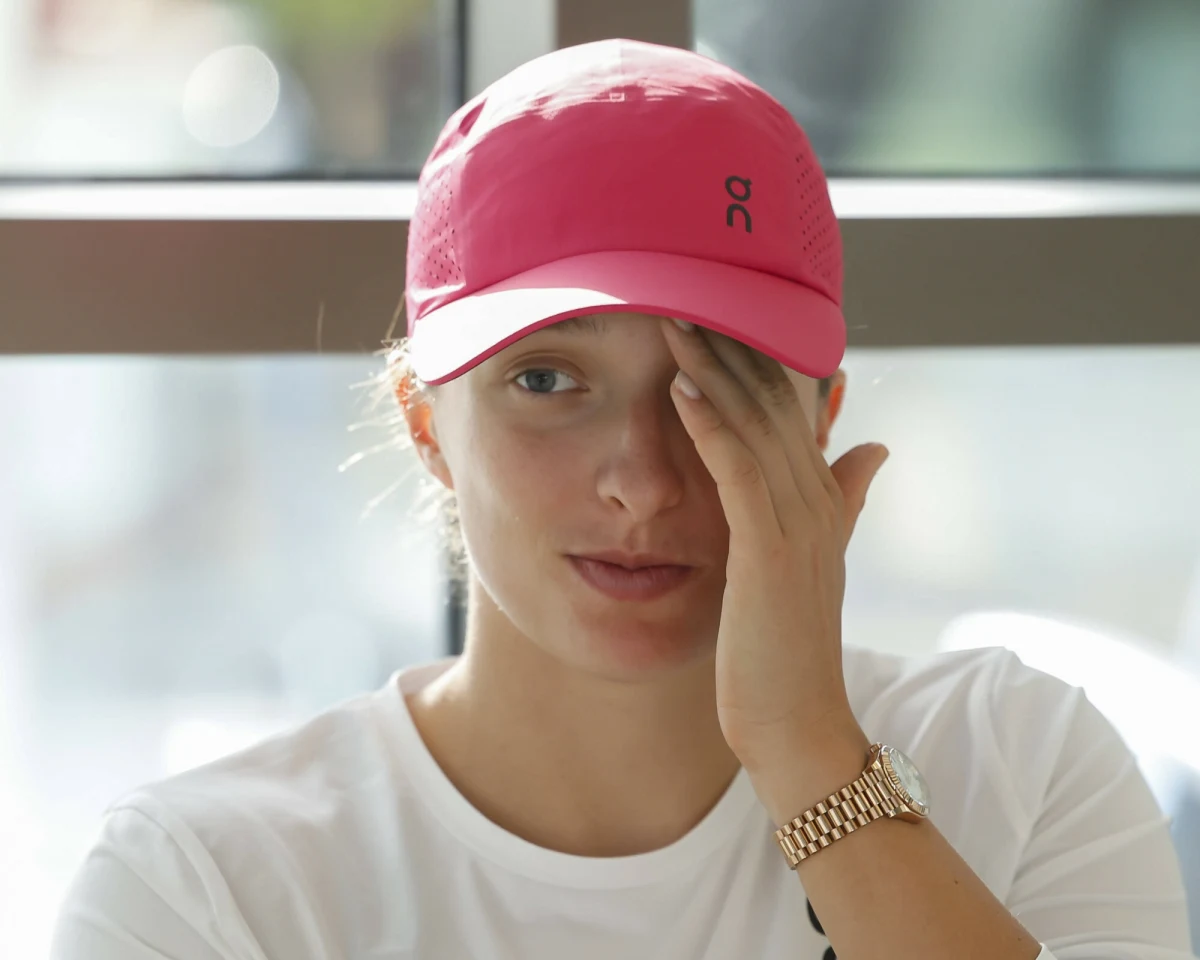 Pytanie, jakie zadał jeden z dziennikarzy po meczu 2. rundy US Open wyraźnie zirytowało Igę Świątek. Choć większość przedstawicieli mediów chciała rozmawiać z mistrzynią Wimbledonu o jej zwycięstwie nad Suzan Lames, to jedna z osób postanowiła wykorzystać konferencję pomeczową, by Świątek zapytać o... koraliki.