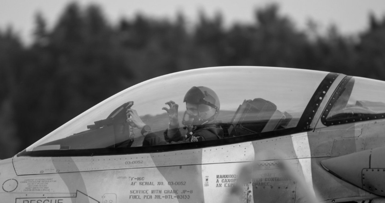 Jedne z ostatnich słów pilota F-16 przed katastrofą. wiadomości,aktualności,Interia Jedne z ostatnich słów pilota F-16 przed katastrofą.