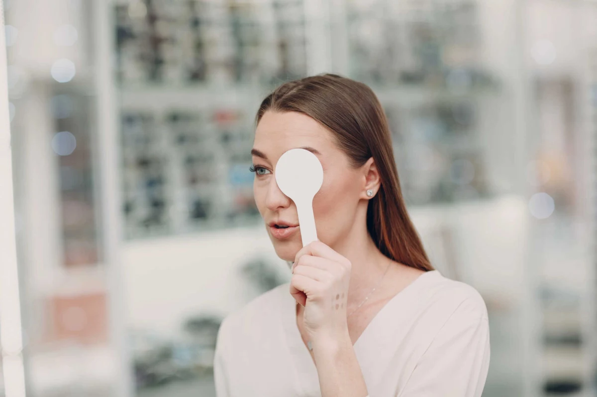 Dobry okulista to ktoś, kto wzbudza zaufanie od pierwszej rozmowy. Jest pewny swoich kompetencji i ma duże doświadczenie w rozwiązywaniu różnych problemów w rejonie narządu wzroku. Wykazuje empatię, jest życzliwy, komunikatywny i traktuje zdrowie Pacjentów priorytetowo. Sprawdź, jakie inne aspekty musisz wziąć pod uwagę, szukając najlepszego lekarza okulisty w okolicy. Dowiedz się, o czym warto pomyśleć, zanim umówisz termin wizyty w gabinecie!