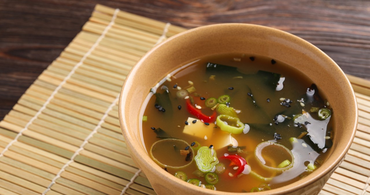 Japończycy się nią zajadają. Szybka zupa dla ciśnieniowców