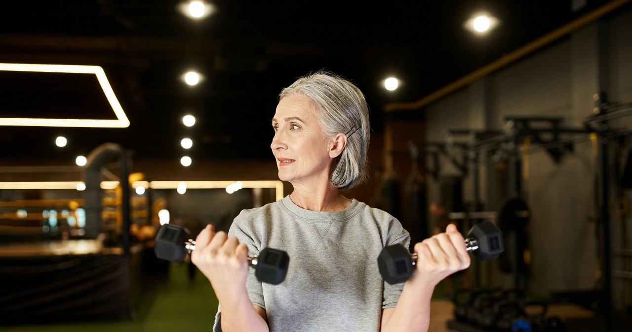 Z tym zestawem ćwiczeń wyrzeźbisz brzuch po 50-tce. Zapomnij o brzuszkach