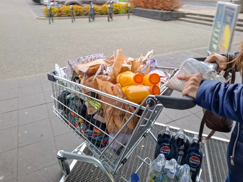 Biedronka najtańsza w koszyku – ponad 150 zł różnicy między sieciami