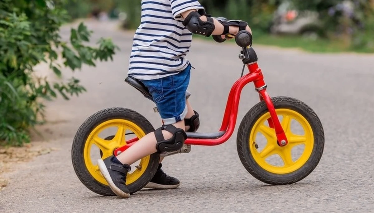 Małego chłopca jadącego chodnikiem na rowerku spotkali policjanci z Ząbkowic Śląskich (woj. dolnośląskie). Okazało się, że 4-latek samodzielnie oddalił się od domu na ok. kilometr. 