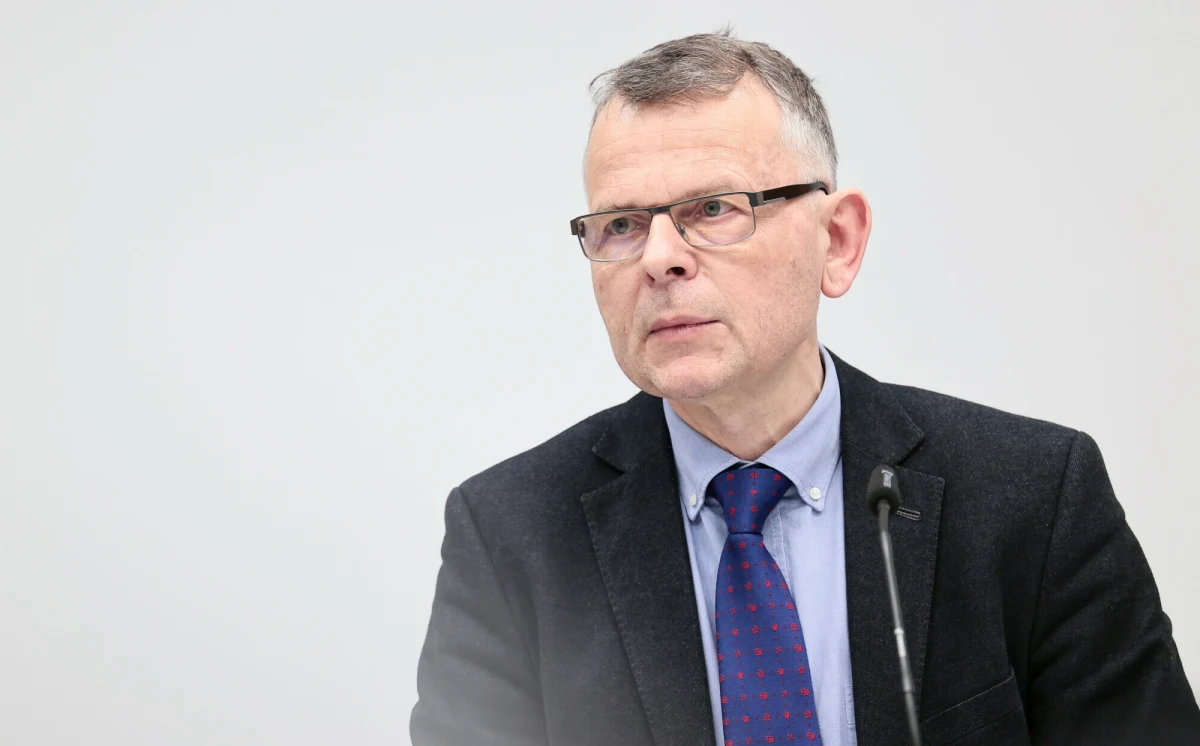 Minister kultury i dziedzictwa narodowego Marta Cienkowska odwołała Krzysztofa Ruchniewicza ze stanowiska dyrektora Instytutu Pileckiego, argumentując swoją decyzję "wadliwymi zamierzeniami programowymi, polityką komunikacyjną i decyzjami zarządczymi". Zastąpi go Karol Madaj, były pracownik m.in. Instytutu Pamięci Narodowej i Muzeum Historii Polski.