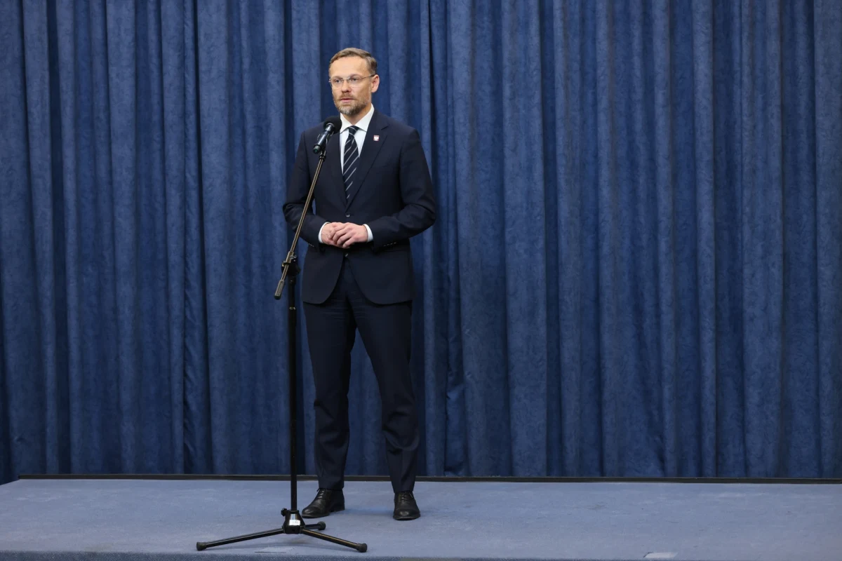 "Powinni zapaść się pod ziemię w tym temacie (...), jeśli chodzi o relacje polsko-amerykańskie" - powiedział szef Kancelarii Prezydenta RP Zbigniew Bogucki, komentując pismo ws. spotkania Nawrocki-Trump, które Ministerstwo Spraw Zagranicznych przekazało dużemu pałacowi. "Nazywanie czegoś takiego instrukcją, mówiąc bardzo eufemistycznie, jest pomyłką, dyplomatyczną skądinąd. Ktoś, kto wysyła takie pismo, robi to albo ze złej woli, albo z głębokiej niewiedzy o polskiej hierarchii ustrojowej i pozycji prezydenta" - dodał. 