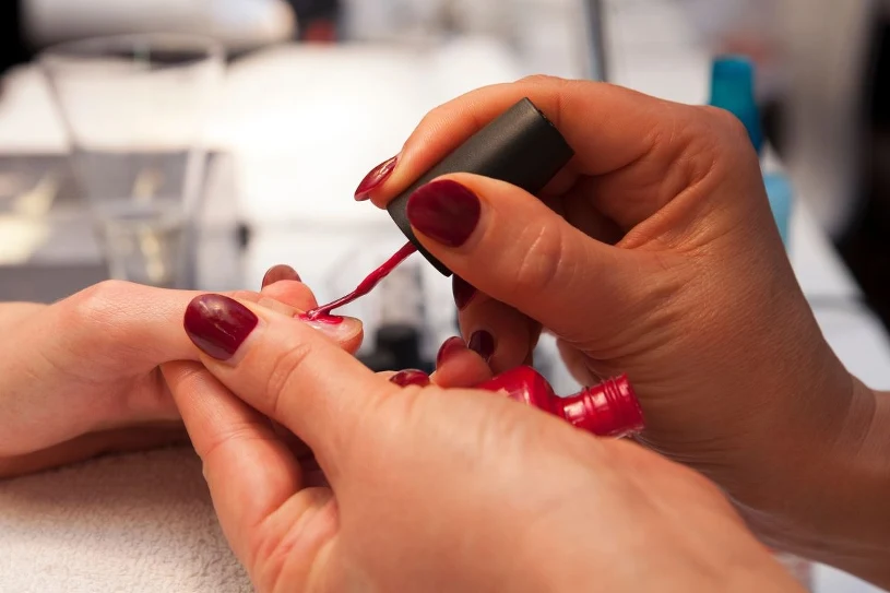Najmodniejszy manicure na jesień 2026. Tymi kolorami zachwycą się kobiety