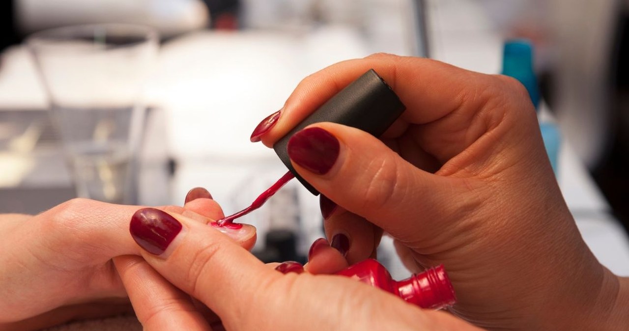 Latem wszyscy będą prosić o ten manicure. Kolor podkreśla opaleniznę