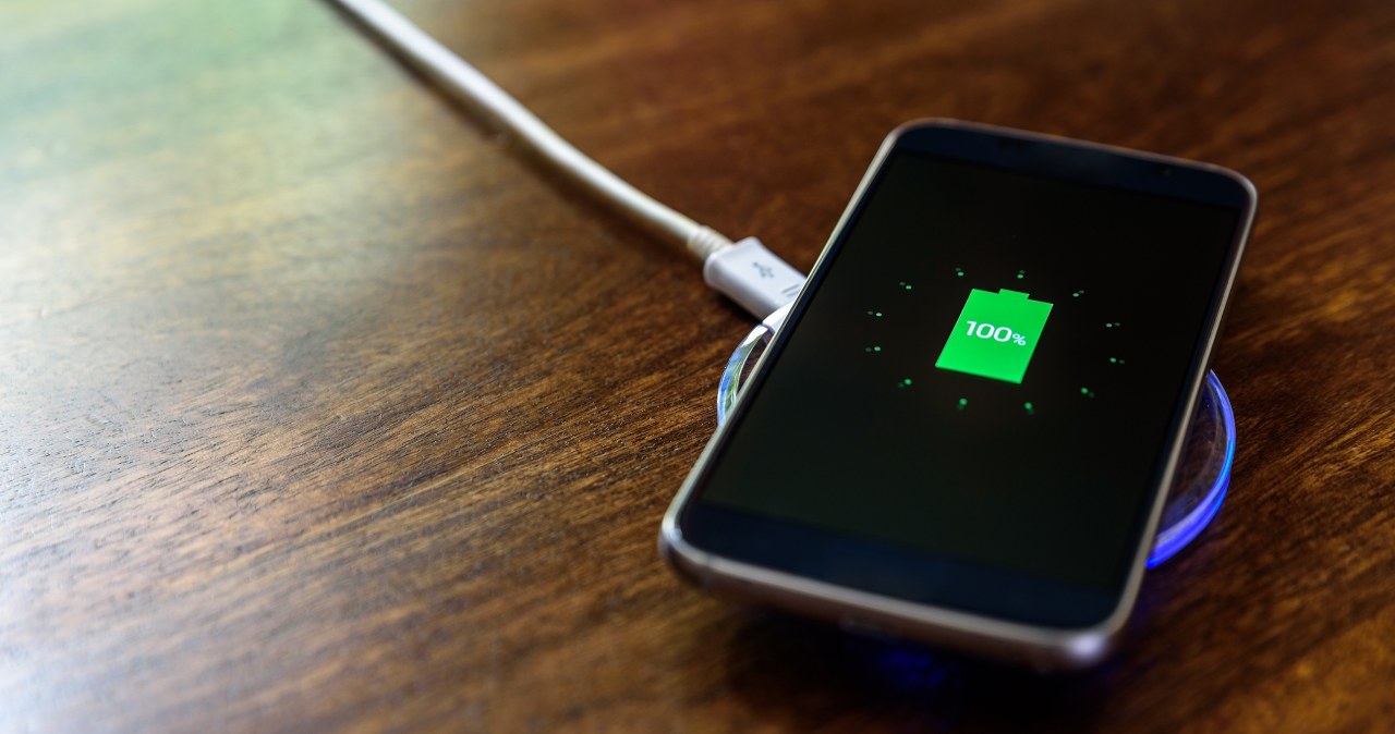 Nigdy nie ładuj tak telefona. To niszczy baterię szybciej, niż myślisz