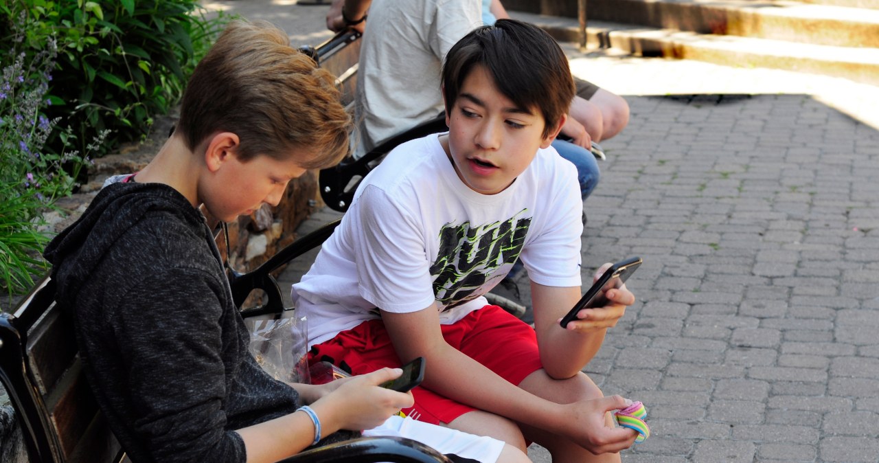 Posiadanie telefona pogarsza zdrowie psychiczne i fizyczne nastolatków