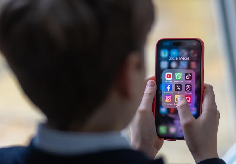 Mama i tata ograniczą dzieciom dostęp do AI na Facebooku