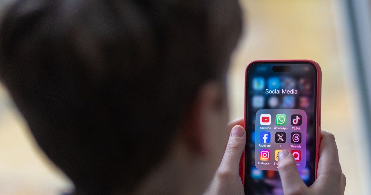 Mama i tata ograniczą dzieciom dostęp do AI na Facebooku