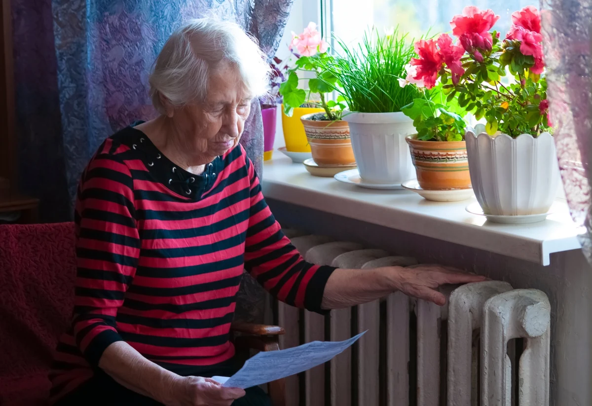 Przedłużenie mechanizmu ceny maksymalnej za energię elektryczną na poziomie 500 zł/MWh dla gospodarstw domowych do końca tego roku - przewiduje projekt opublikowany w piątek na stronie Rządowego Centrum Legislacji. W planie jest też wprowadzenie bonu ciepłowniczego. Ministerstwo przewiduje jednak odejście od mechanizmów wsparcia o zasięgu powszechnym na rzecz rozwiązań dla najbardziej potrzebujących gospodarstw.