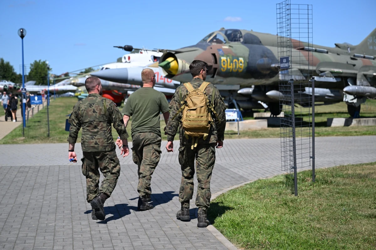 Resort obrony narodowej zdecydował, że - w związku z katastrofą F-16, do której doszło w czwartek w Radomiu - do odwołania udział wojskowych w pokazach lotniczych zostaje wstrzymany. Ustaliła i podała to Wirtualna Polska. "W związku z wczorajszą katastrofą F-16, do odwołania wstrzymane zostały wszelkie loty tych maszyn z wyjątkiem działań operacyjnych" - poinformowało natomiast Dowództwo Generalne Rodzajów Sił Zbrojnych.