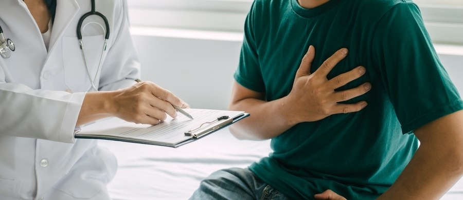 Żyjemy szybciej niż kiedykolwiek wcześniej. Codzienny pośpiech, stres, siedzący tryb życia i wysoko przetworzona żywność sprawiają, że coraz częściej chorujemy nie z powodu wirusów czy bakterii, ale z powodu własnych nawyków. To właśnie one prowadzą do tzw. chorób cywilizacyjnych – schorzeń, które rozwijają się powoli, a ich pierwsze objawy łatwo zbagatelizować. Niestety, z czasem mogą znacząco obniżyć jakość życia, a nawet skrócić jego długość.