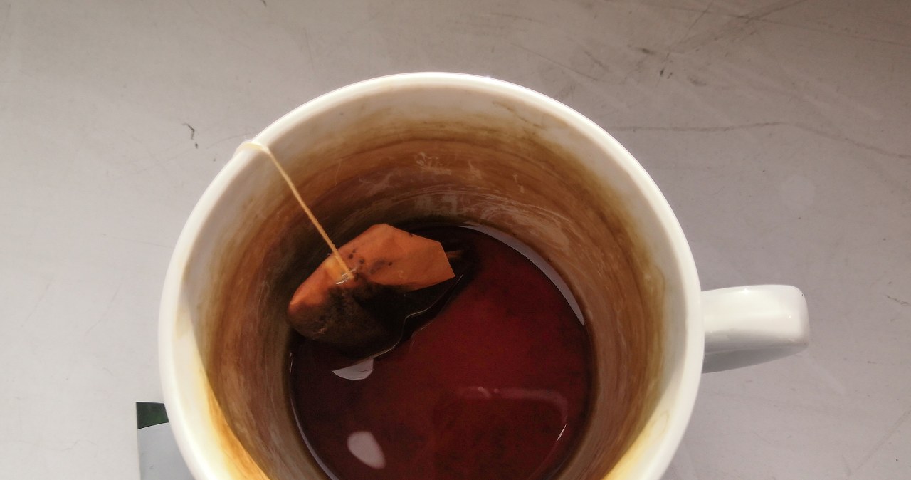 Jak uratować ulubiony kubek pokryty osadem? Zrób domową pastę czyszczącą